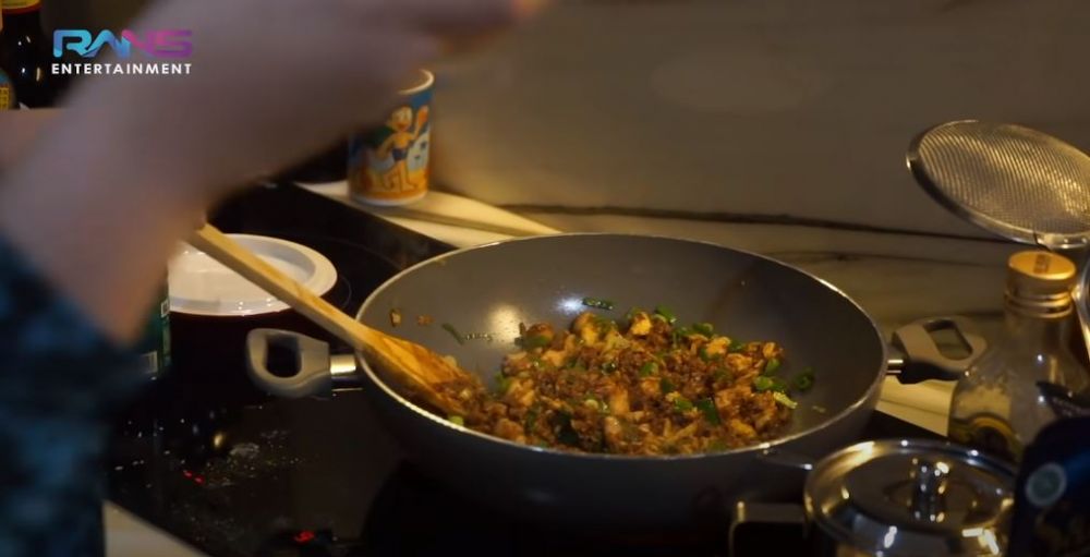 Inspirasi menu sahur 13 seleb untuk suami, simpel dan menggugah selera