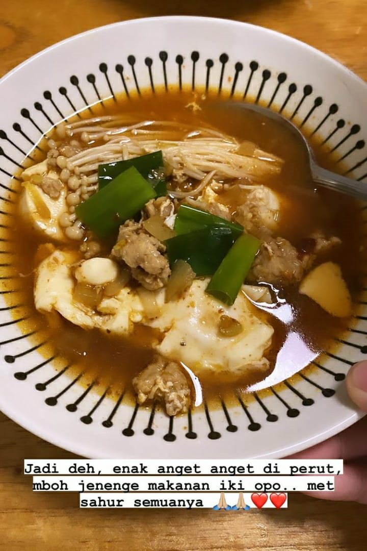 Inspirasi menu sahur 13 seleb untuk suami, simpel dan menggugah selera