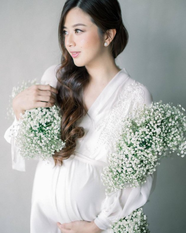 9 Gaya maternity shoot kehamilan kedua Franda, bertema floral