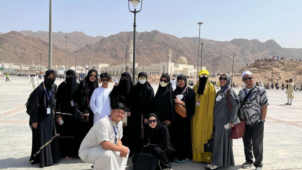 11 Potret Umi Pipik jalani umrah di bulan Ramadan, kunjungi Jabal Uhud