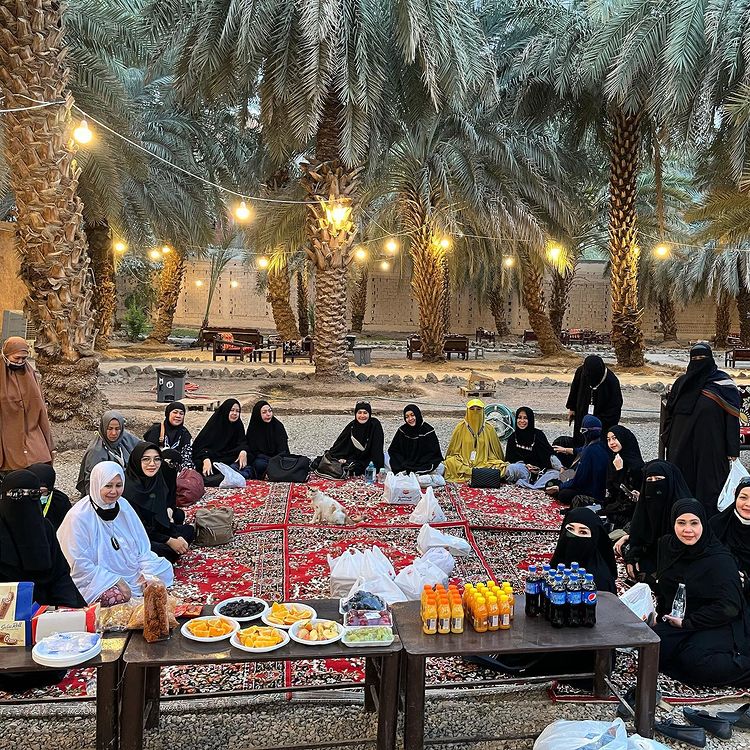 11 Potret Umi Pipik jalani umrah di bulan Ramadan, kunjungi Jabal Uhud
