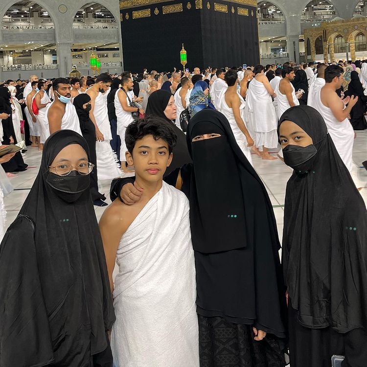 Umi Pipik umrah di bulan Ramadan © Instagram/@_ummi_pipik_