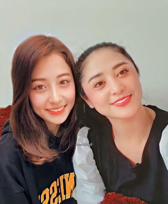 Dewi Perssik mirip Huh Yunjin Le Sserafim © berbagai sumber