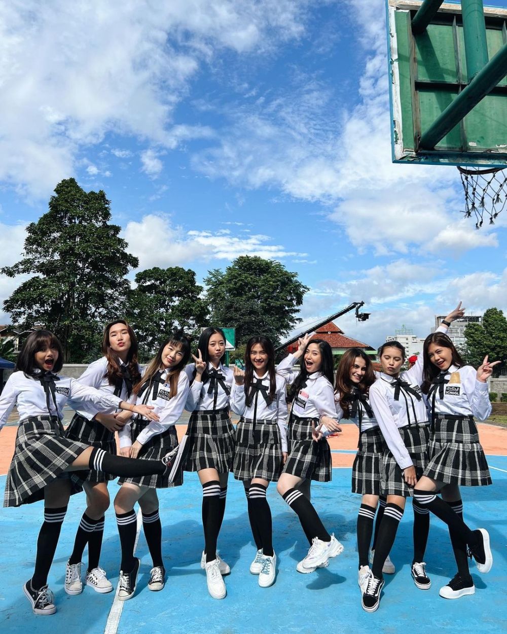 Fuji pakai seragam SMA Berbagai sumber