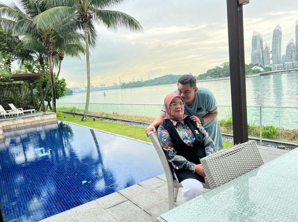 Titi Kamal liburan  Berbagai sumber