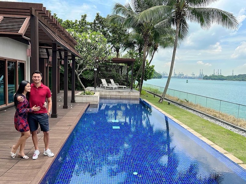 11 Potret Titi Kamal liburan ke Singapura, nginep di hotel bawah laut
