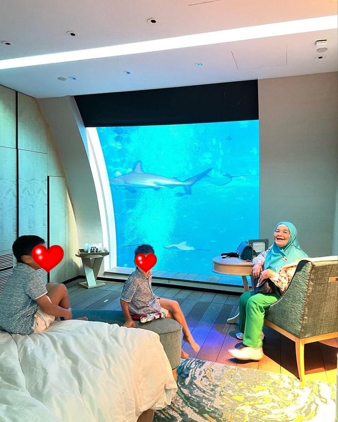 11 Potret Titi Kamal liburan ke Singapura, nginep di hotel bawah laut