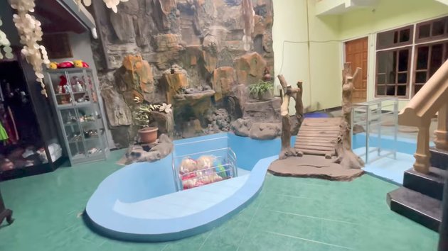 Potret rumah Dewi Perssik di Jember © YouTube Potret rumah Dewi Perssik di Jember © YouTube