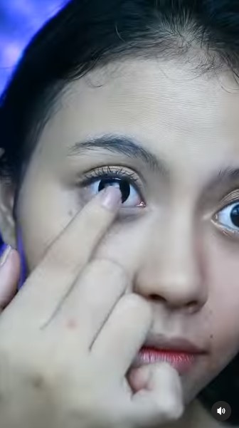 Transformasi makeup wanita jadi Lesty Kejora © Instagram