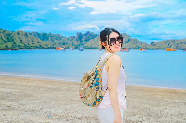 9 Potret liburan Via Vallen dan Chevra Yolandi di Lombok, tampil mesra