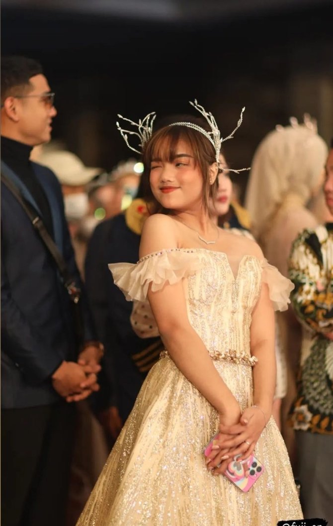 Gaya Fuji pakai gaun © Instagram/@fuji_an