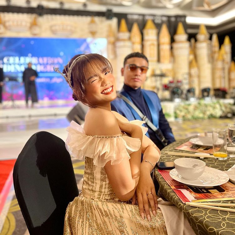 Gaya Fuji pakai gaun © Instagram/@fuji_an