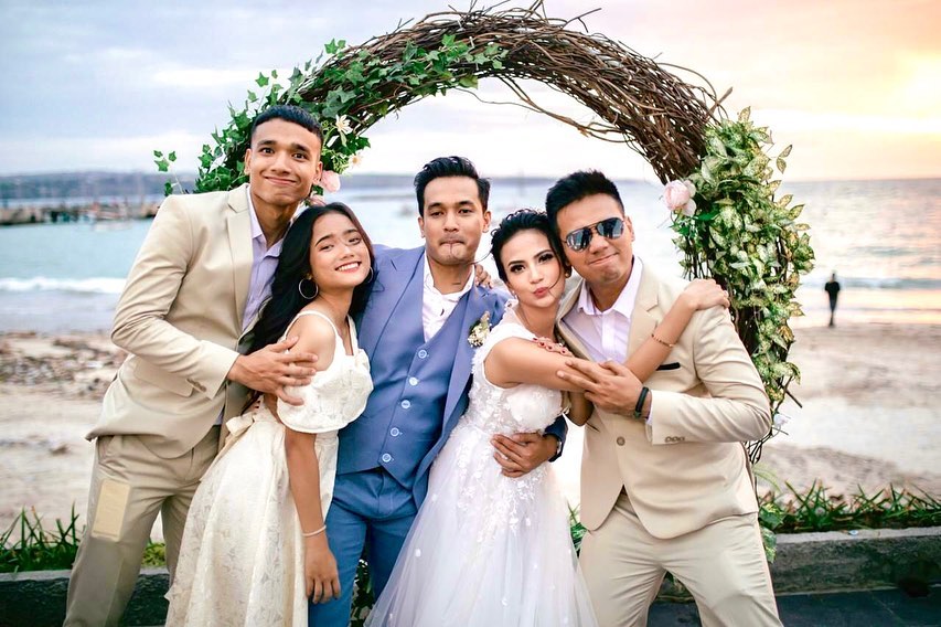 Gaya Fuji pakai gaun © Instagram/@fuji_an