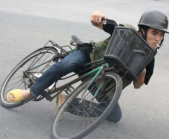 orang naik sepeda aneh-aneh tingkahnya © berbagai sumber orang naik sepeda aneh-aneh tingkahnya © berbagai sumber