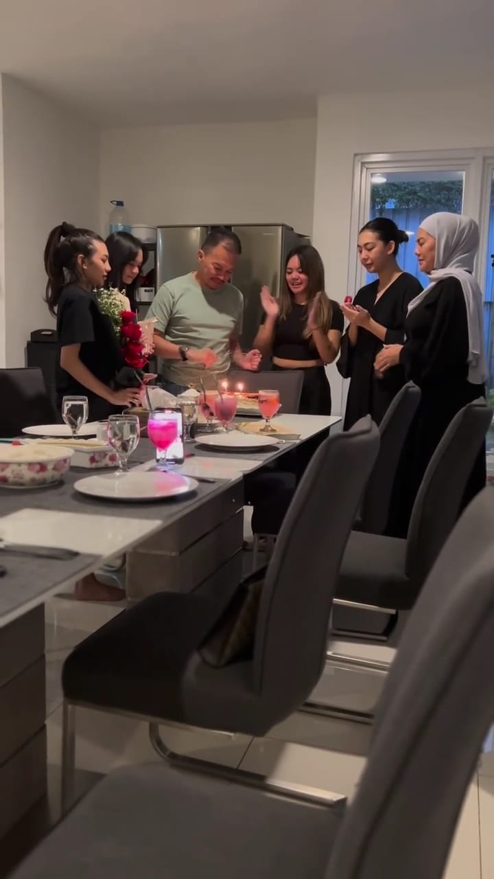 momen sarita abdul mukti rayakan ultah mantan suami © instagram