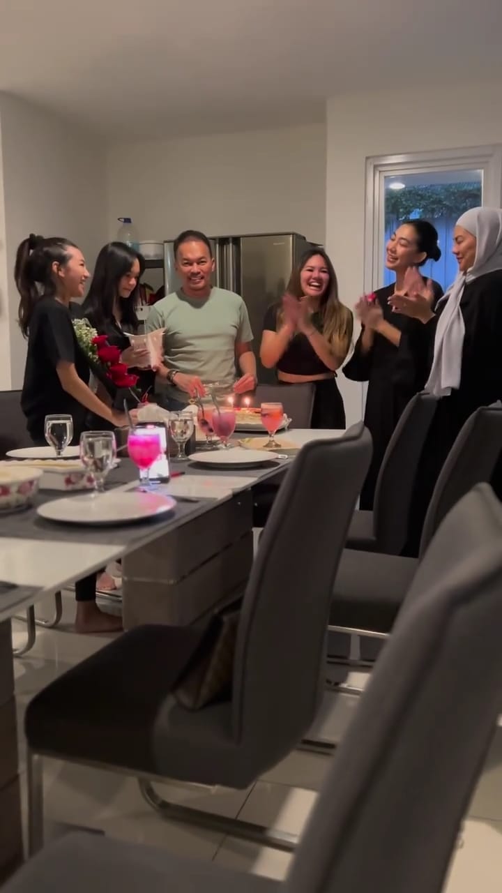 momen sarita abdul mukti rayakan ultah mantan suami © instagram