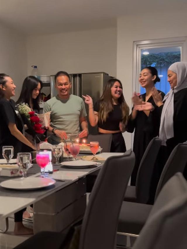 momen sarita abdul mukti rayakan ultah mantan suami © instagram