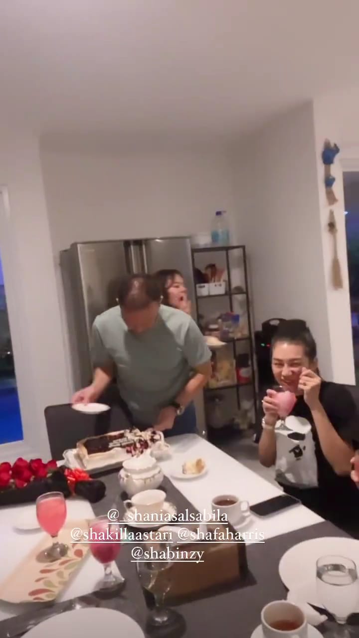 momen sarita abdul mukti rayakan ultah mantan suami © instagram