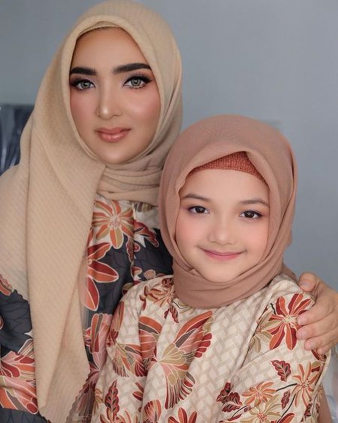 11 Potret Arsy Hermansyah pakai hijab, dipuji cantik oleh King Faaz