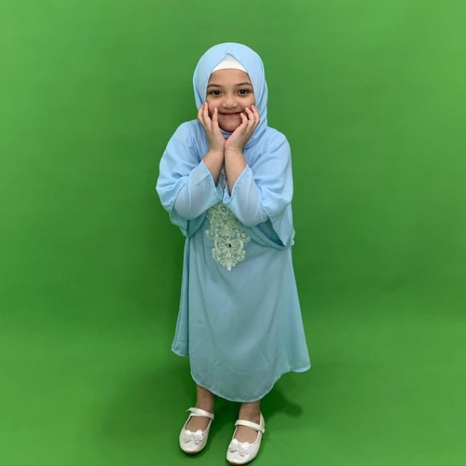 11 Potret Arsy Hermansyah pakai hijab, dipuji cantik oleh King Faaz