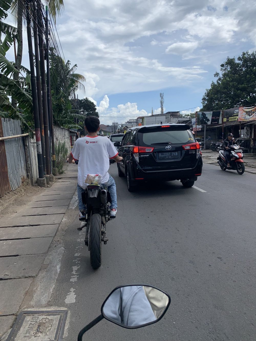 bawa makanan pakai motor apes pol © berbagai sumber