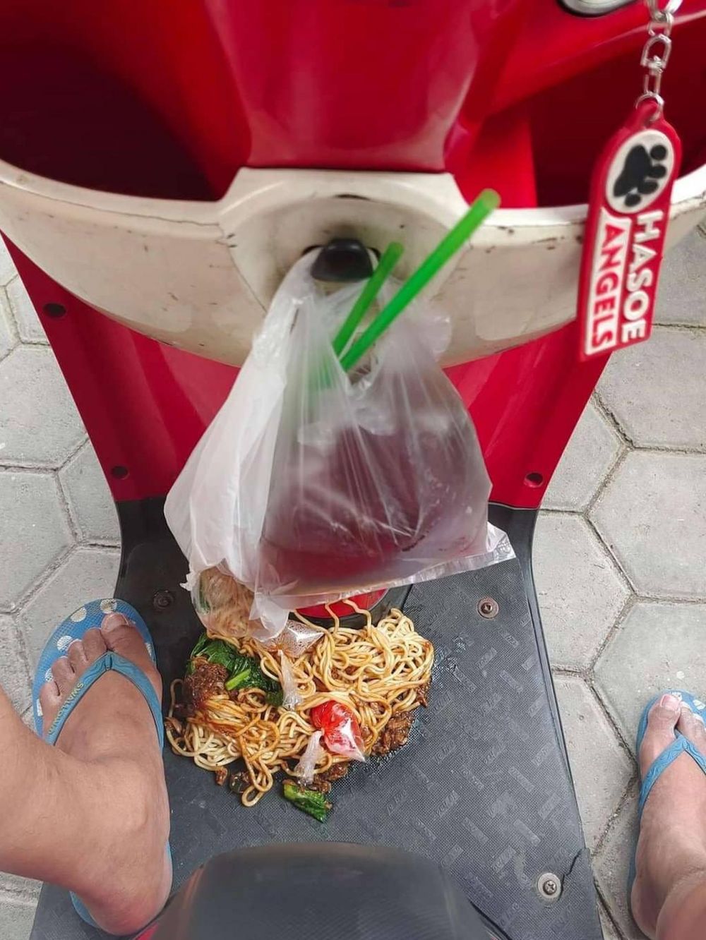 bawa makanan pakai motor apes pol © berbagai sumber