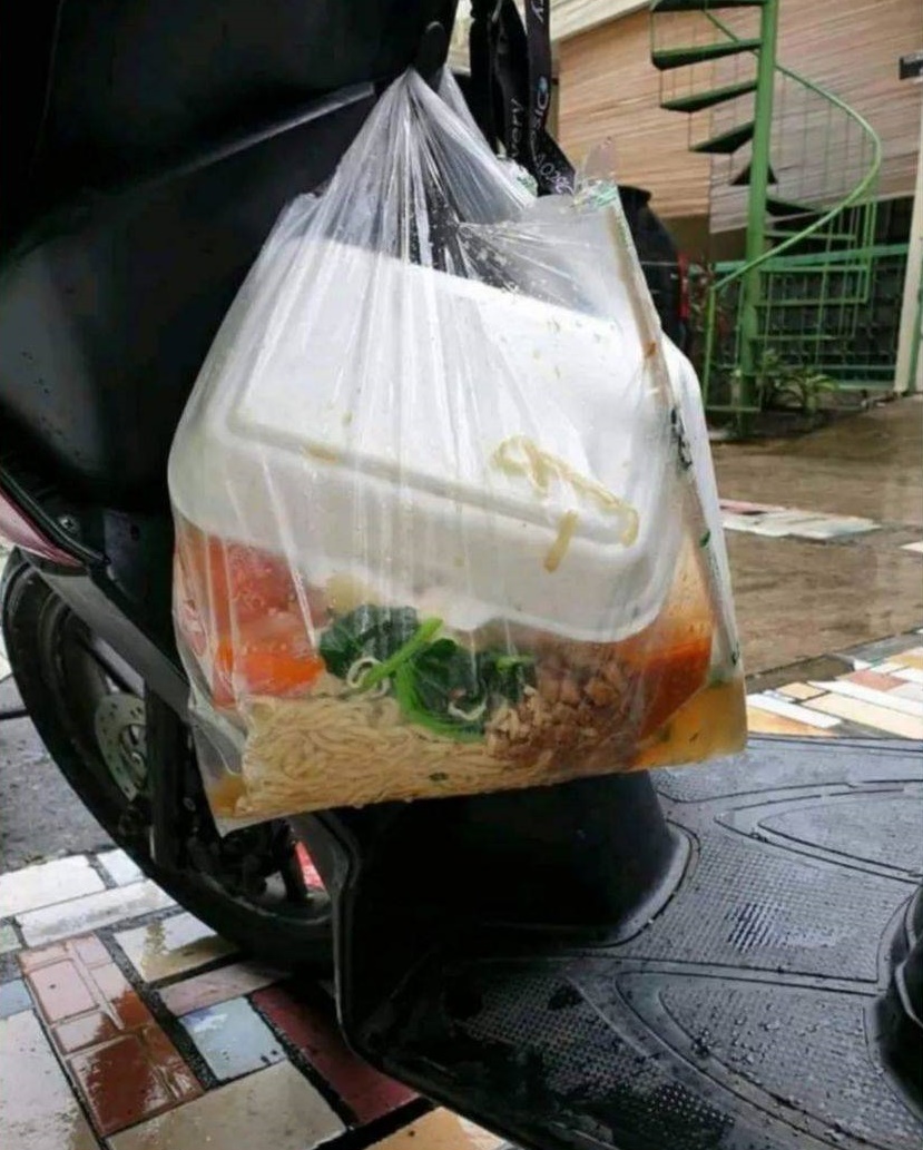 bawa makanan pakai motor apes pol © berbagai sumber