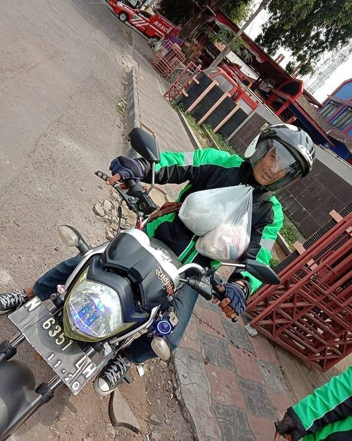 bawa makanan pakai motor apes pol © berbagai sumber