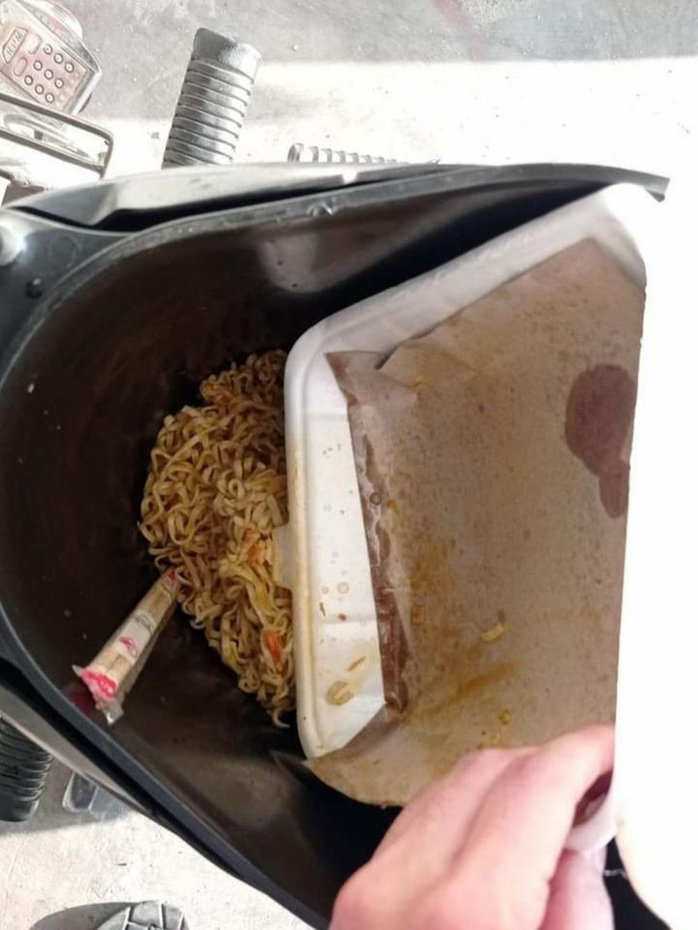 bawa makanan pakai motor apes pol © berbagai sumber