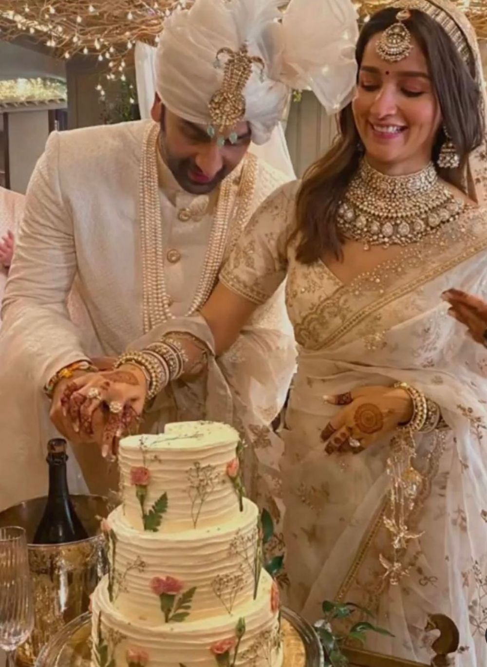 11 Momen pernikahan Ranbir Kapoor & Alia Bhatt, penuh suasana romantis