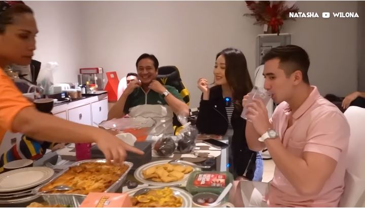 momen natasha wilona temani verrell buka puasa © YouTube momen natasha wilona temani verrell buka puasa © YouTube