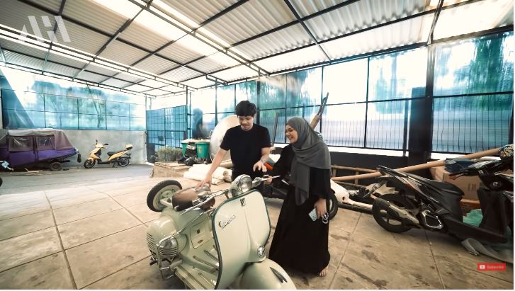 seleb hadiahkan vespa untuk suami © berbagai sumber