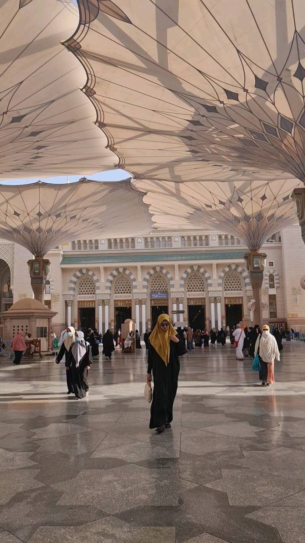 cathrine wilson jalani umrah © instagram cathrine wilson jalani umrah © instagram