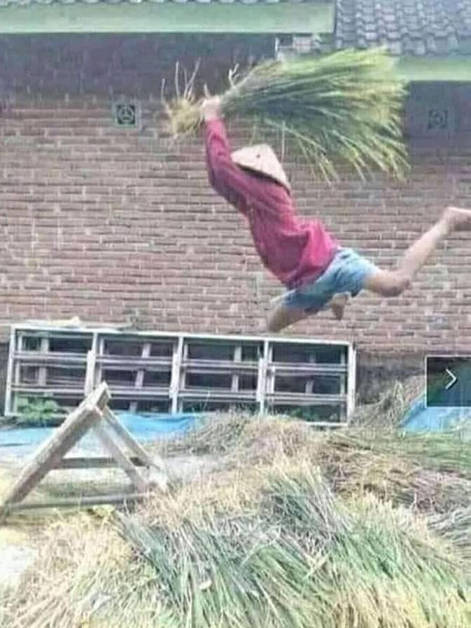 Potret bapak-bapak terlalu semangat bekerja © berbagai sumber