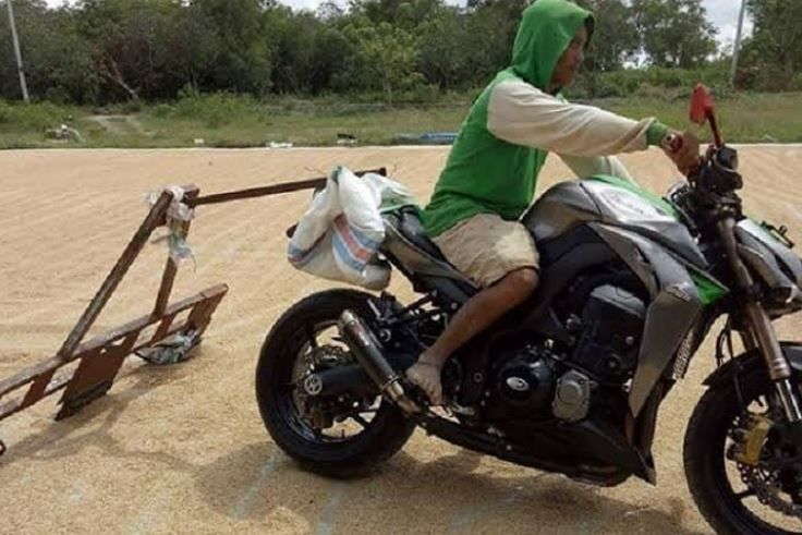 Potret bapak-bapak terlalu semangat bekerja © berbagai sumber Potret bapak-bapak terlalu semangat bekerja © berbagai sumber