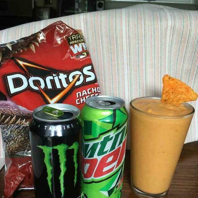 Cara nyeleneh nikmatin makanan ringan © berbagai sumber