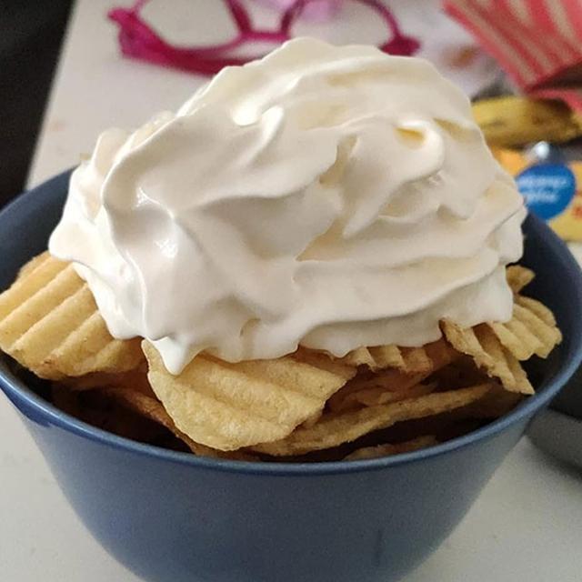 Cara nyeleneh nikmatin makanan ringan © berbagai sumber