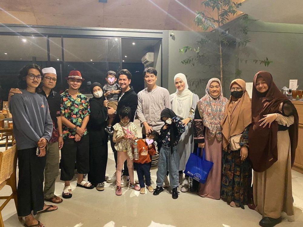 momen zikri daulay buka bersama dengan keluarga © instagram