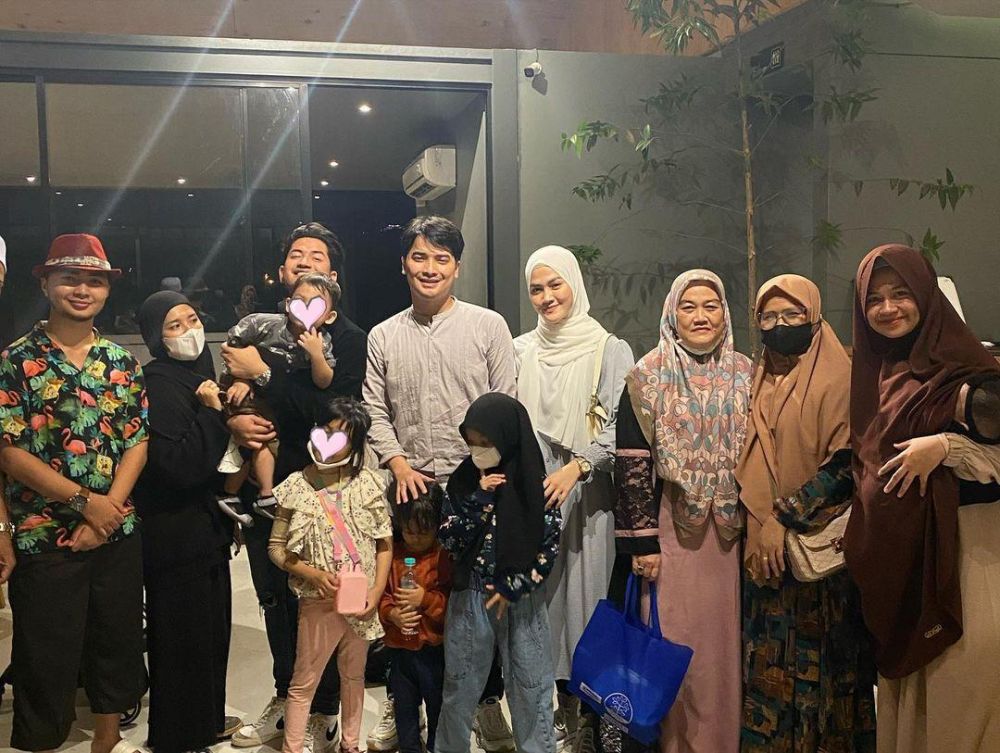 momen zikri daulay buka bersama dengan keluarga © instagram