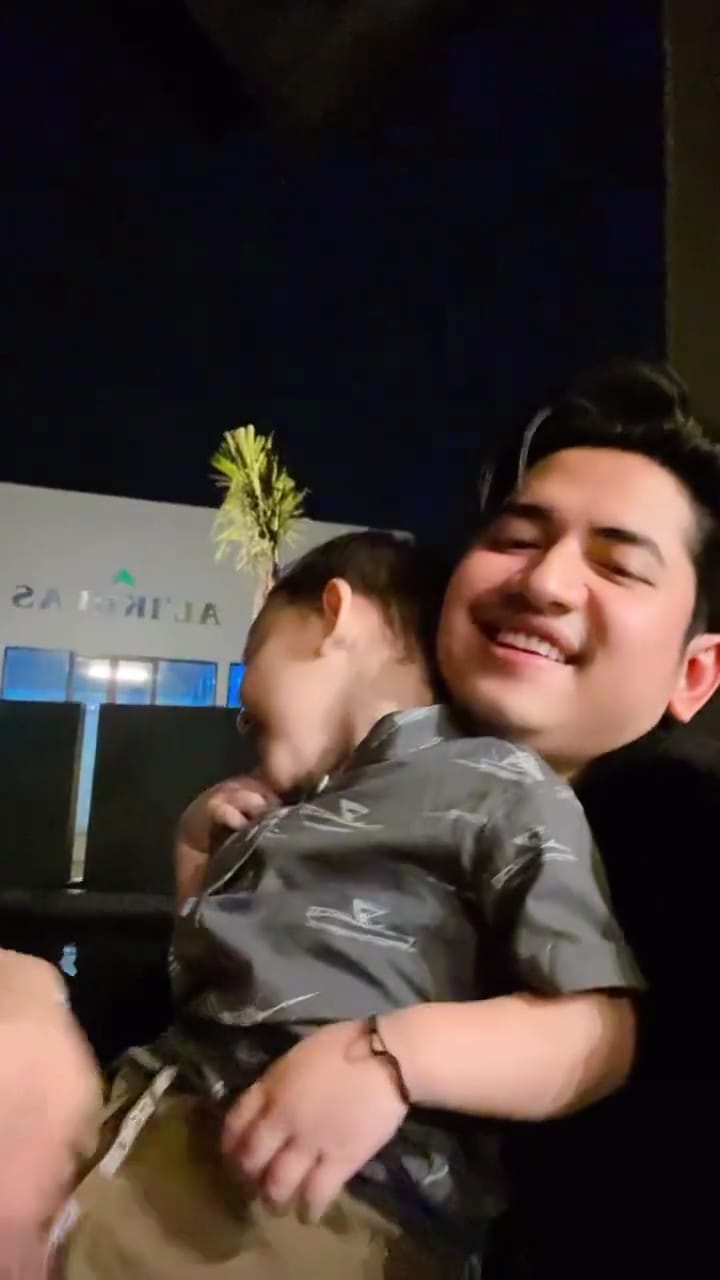 momen zikri daulay buka bersama dengan keluarga © instagram