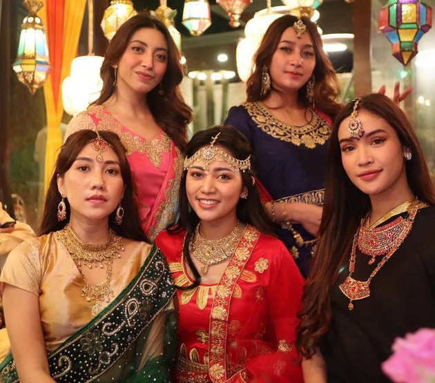 11 Momen Rachel Vennya buka bersama geng, glamor bertema Bollywood