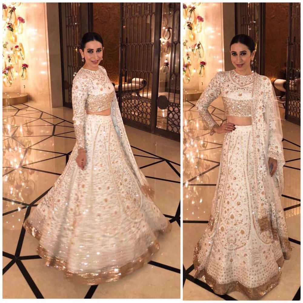 pesona karisma kapoor hadiri kondangan © instagram