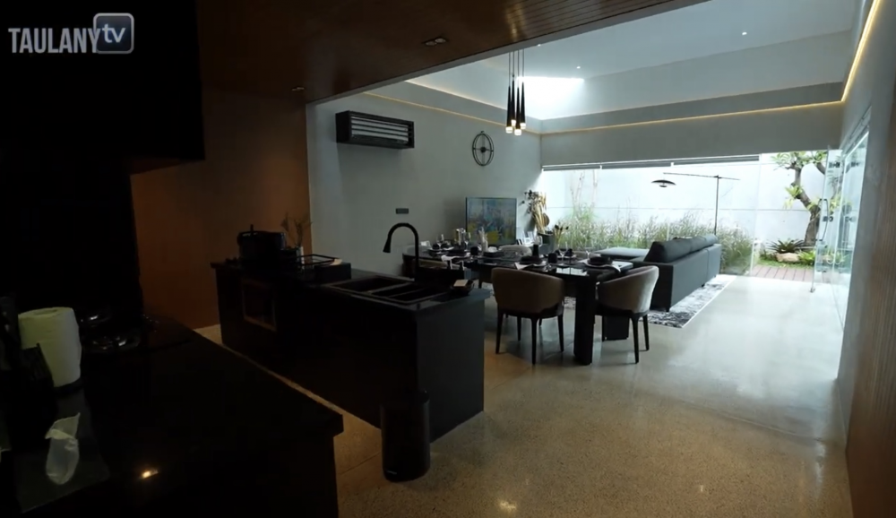 Potret rumah baru keluarga Desta © YouTube Potret rumah baru keluarga Desta © YouTube