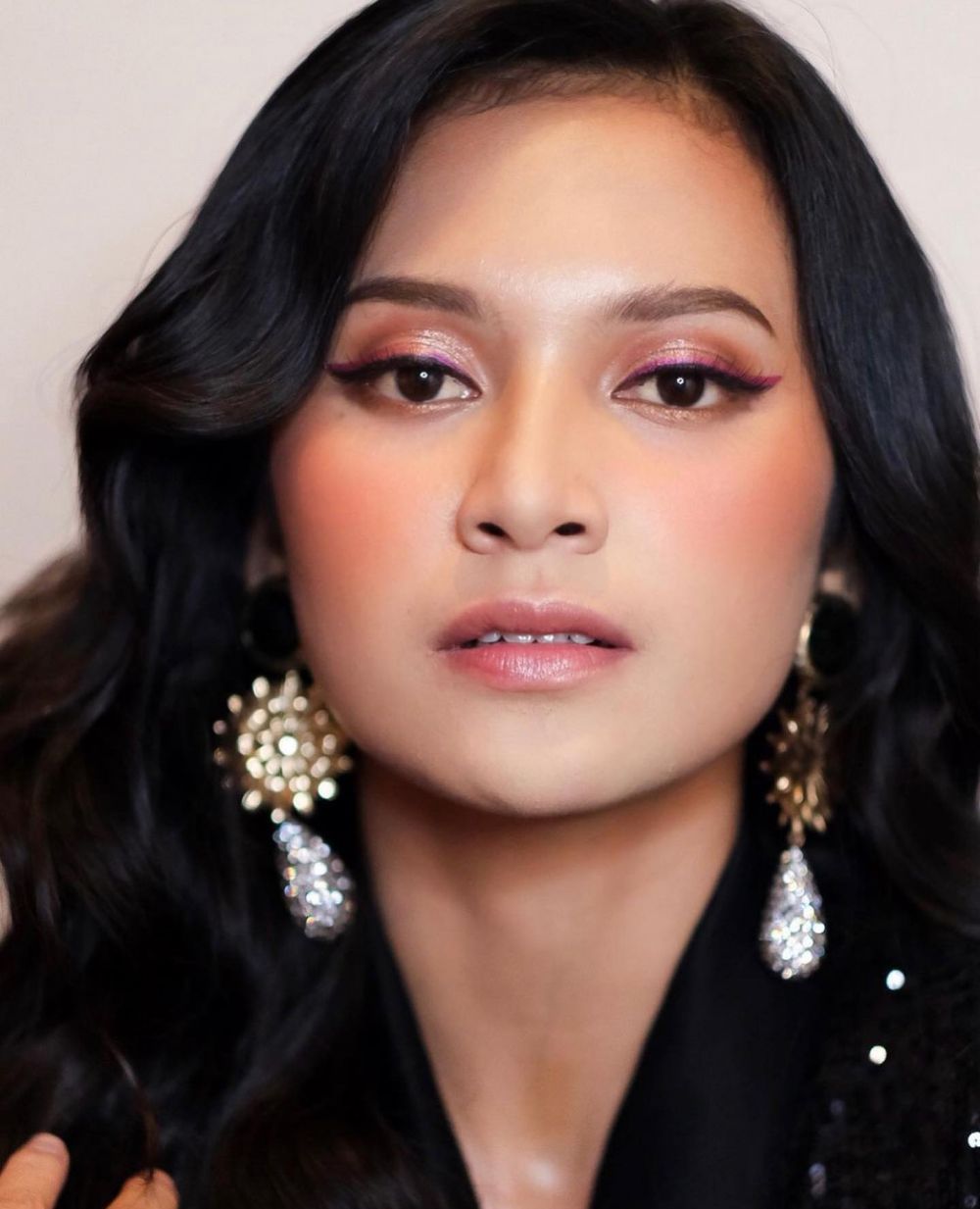 indah permatasari makeup tebal © Instagram