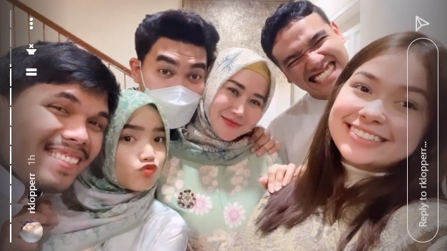 Momen syukuran rumah baru Gala Sky © Instagram