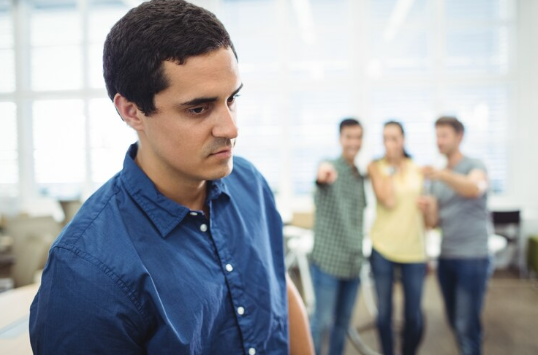 Ghibah adalah membicarakan orang lain © 2022 berbagai sumber 