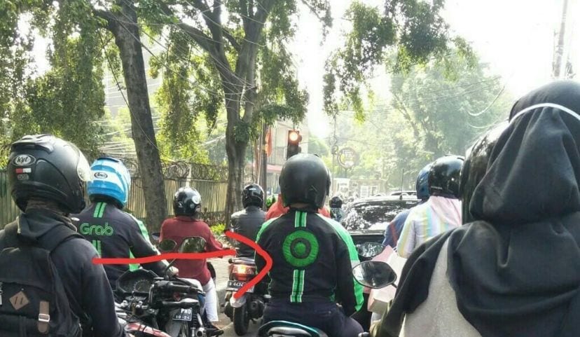 jaket nyeleneh driver ojek online © Instagram jaket nyeleneh driver ojek online © Instagram