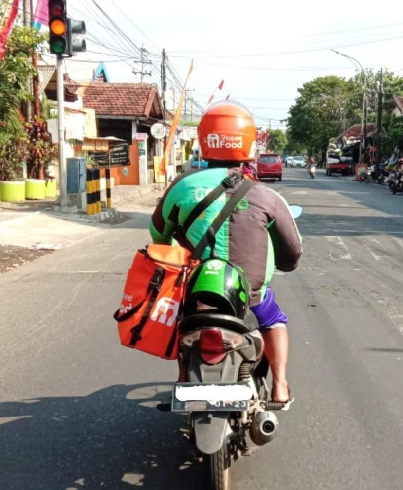 jaket nyeleneh driver ojek online © Instagram jaket nyeleneh driver ojek online © Instagram