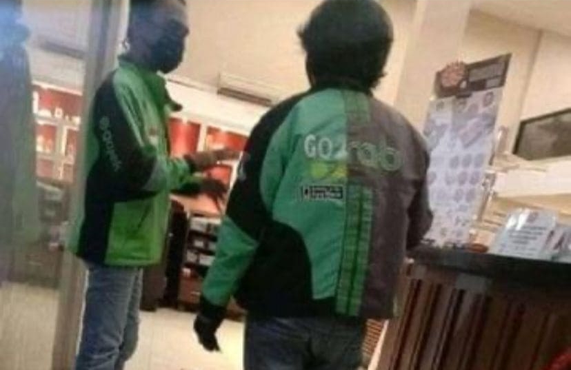 jaket nyeleneh driver ojek online © Instagram