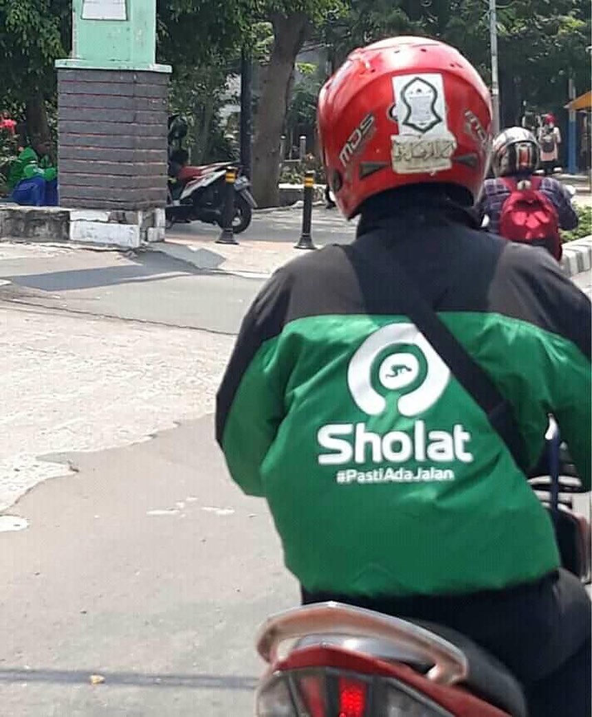 jaket nyeleneh driver ojek online © Instagram